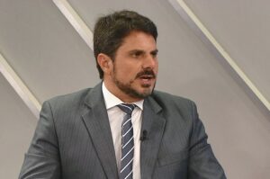 Senador Marcos do Val diz que Bolsonaro o pressionou por golpe e que irá renunciar