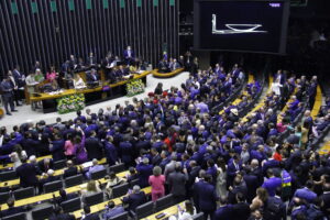 Deputados federais eleitos tomam posse e dão início à 57ª legislatura