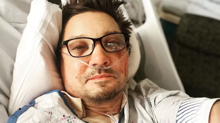 Jeremy Renner aparece pela primeira vez após acidente grave: 'Muito acabado'