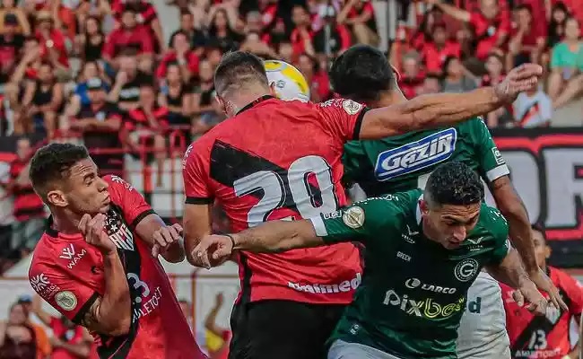 jogadores de atletico goianiense e goias disputando bola 1 61093