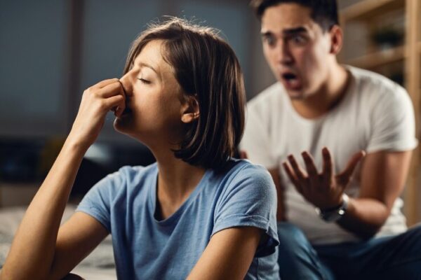 mulher deprimida se sentindo infeliz em um relacionamento com o namorado e ignorando o enquanto ele esta gritando com ela 637285 2031