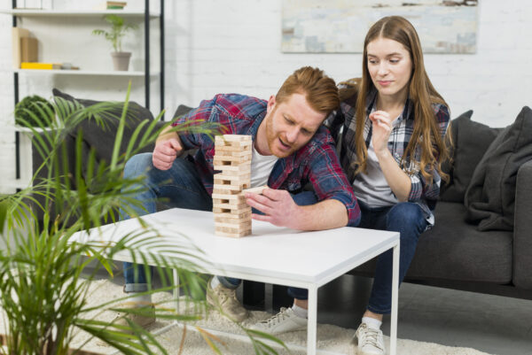 mulher jovem olhar homem removendo um pedaco de torre branco tabela scaled 1