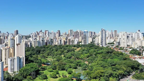 vista de uma regiao arborea localizada na cidade considerada a capital mais verde do brasil um aspecto importante da historia de goiania