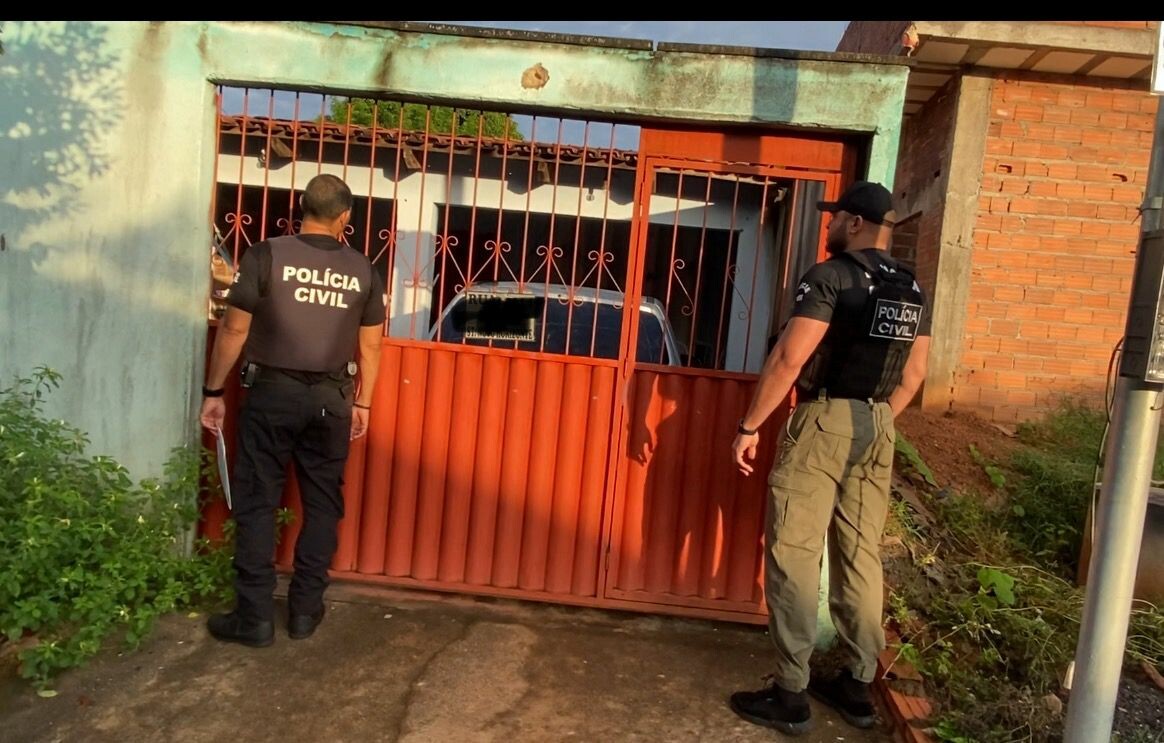 Homem tenta vender arma ilegal em grupo de aplicativo e acaba preso, diz polícia