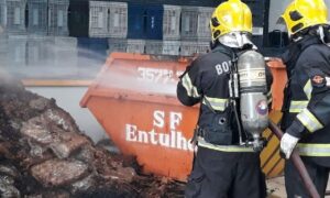 Corpo de Bombeiros combate incêndio em empresa de alimentos