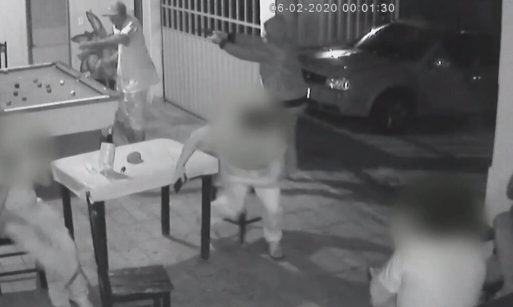 Homem é morto a tiros enquanto jogava sinuca em bar