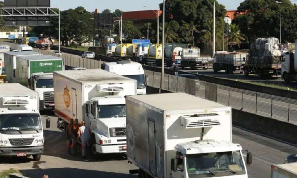 Caminhoneiros se mobilizam para paralisação na 2ª feira