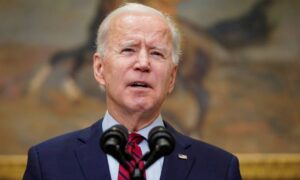 Biden anuncia que EUA deve priorizar vacinação de professores