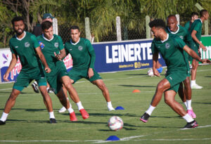 Goiás tem retorno de volante ao time titular; lateral já volta aos treinamentos