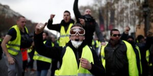 Manifestantes protestam contra aumento de combustíveis em Paris