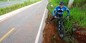 Ciclistas preferem usar rodovia a ciclovia construída na GO-020