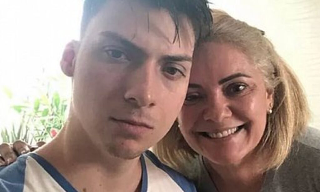 Filho de Bolsonaro publica vídeo cuspindo na mãe