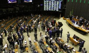 Deputados mantêm alterações no cálculo de pensões por morte em reforma da Previdência