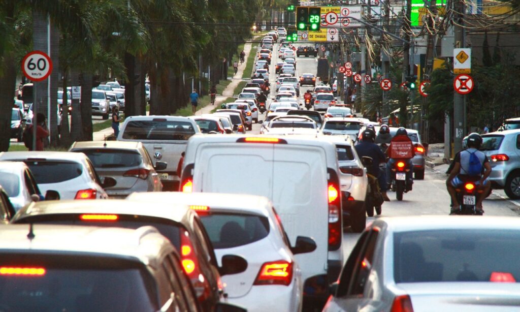 Trânsito trava a 10km/h em vários pontos de Goiânia