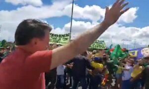 Bolsonaro fura quarentena e participa de manifestação em Brasília