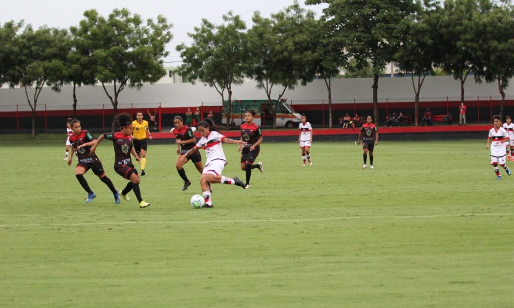 Em jogo de sete gols