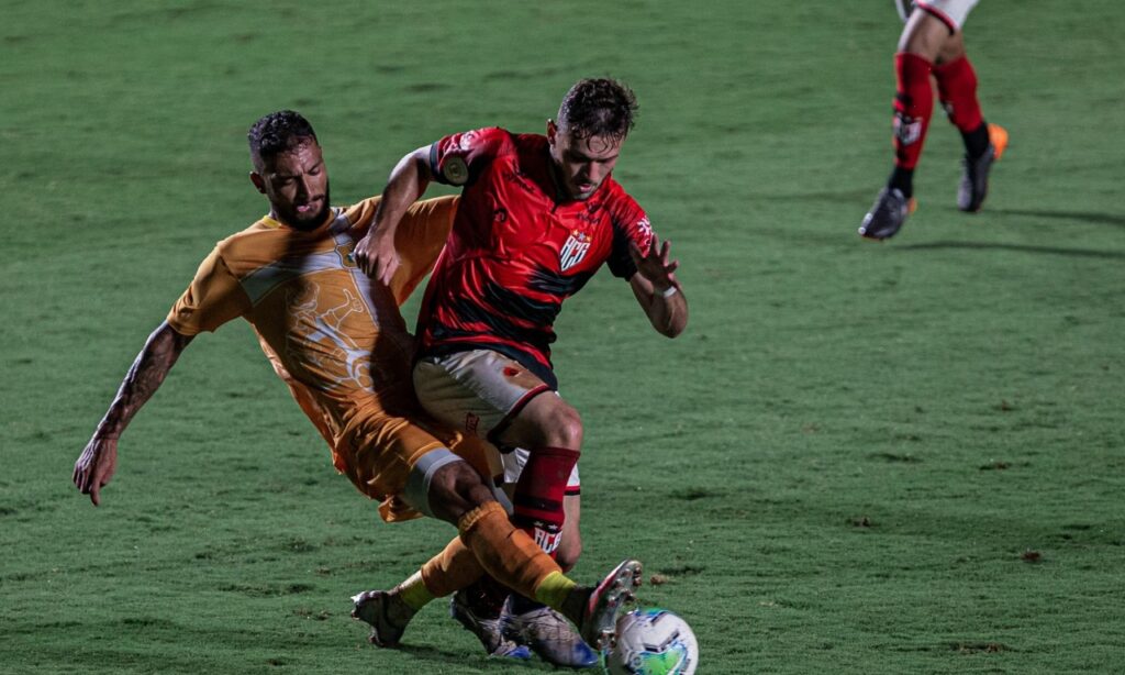 Com gol polêmico nos minutos finais