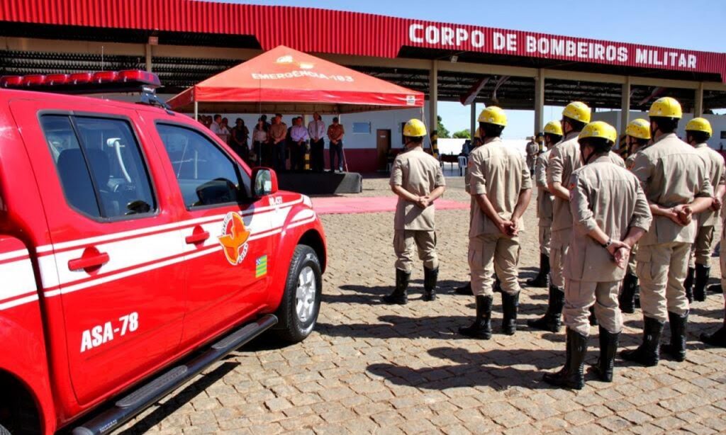 Bombeiros combatem incêndio no Parque Santa Rita VII em Goiânia