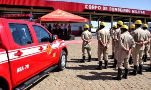 Bombeiros combatem incêndio no Parque Santa Rita VII em Goiânia