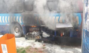 Duas senhoras ficam feridas após incêndio de ônibus do Eixo Anhanguera