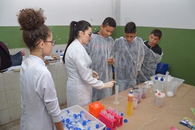 Ciência Itinerante leva experimentos biológicos para alunos da rede municipal