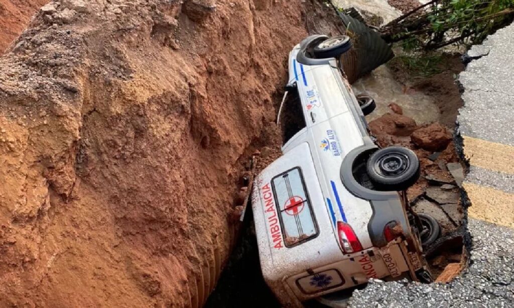 Ambulância cai dentro de cratera ocasionada por forte chuva na GO-080