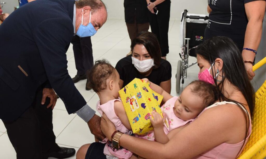 Primeira-dama Michelle e Damares visitam siamesas a convite do deputado Zacharias Calil