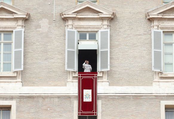 Papa Francisco pede a estudantes que deixem o vício do celular