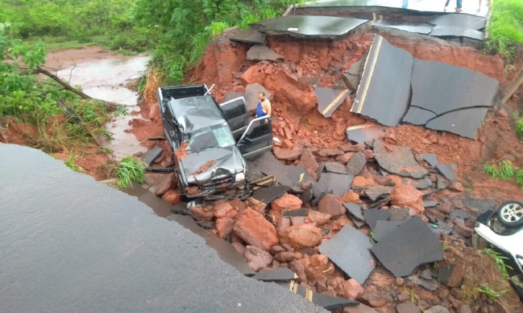 Motoristas caem em cratera aberta na GO-206