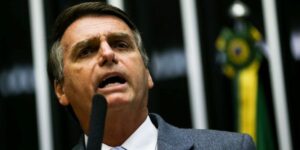 Bolsonaro participa de assinaturas de contratos do setor elétrico