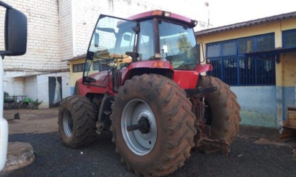 Agricultores são presos suspeitos de estelionato e receptação de trator