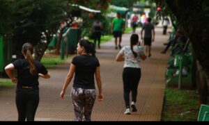 Goianienses desrespeitam lei e marcam presença em academias ao ar livre