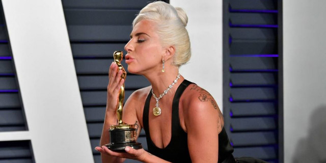 Lady Gaga é a primeira artista a vencer cinco premiações na mesma temporada