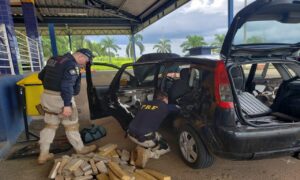 PRF apreende 120 quilos de maconha  escondidos em carro em Anápolis