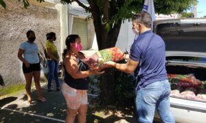 Sindicato doa cestas de verduras para trabalhadores que perderam emprego durante pandemia