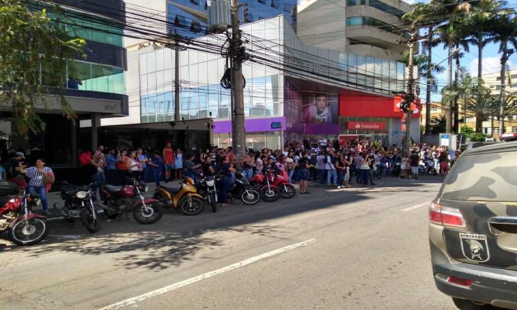 Teleatendentes protestam por melhores condições de trabalho em Goiânia