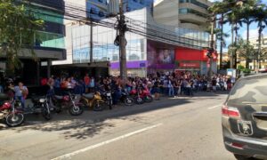 Teleatendentes protestam por melhores condições de trabalho em Goiânia