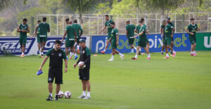 Goiás e CRB fazem confronto em duelo direto no G-4