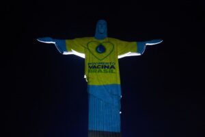 Cristo é iluminado para marcar campanha de vacinação contra a gripe