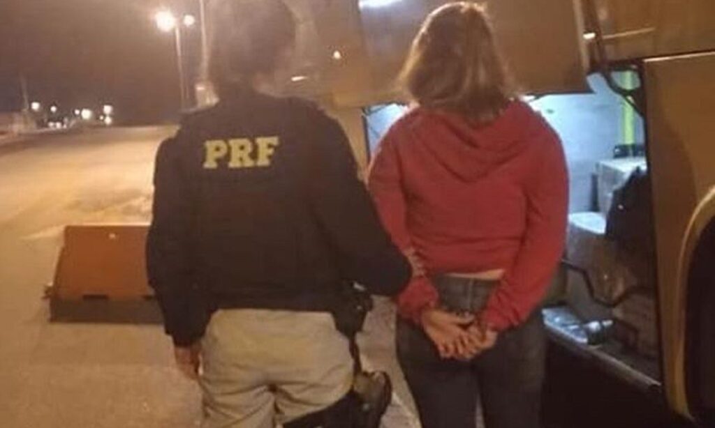 PRF prende mulher com drogas escondidas na bagagem