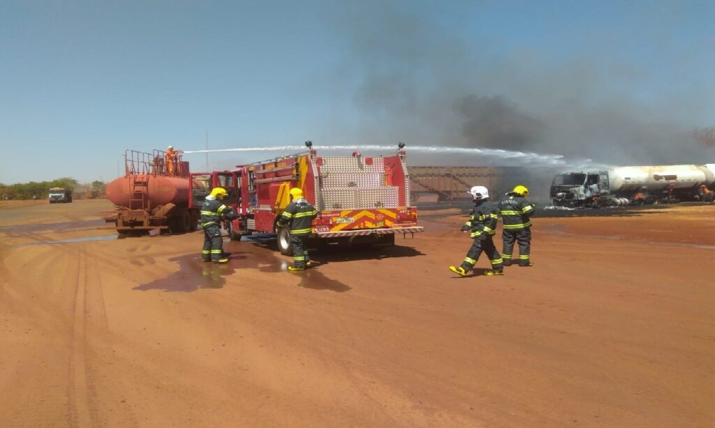 Corpo de Bombeiros é acionado para combater incêndio em carreta que carregava álcool