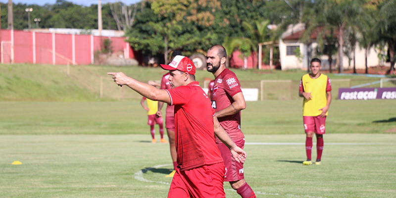 Em duelo vermelho