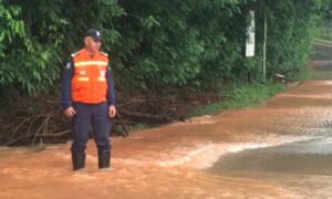 Volume de água de represa baixa após abertura de vala