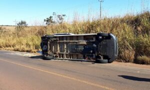 Van que levava pacientes para hemodiálise é atingida por caminhão e capota