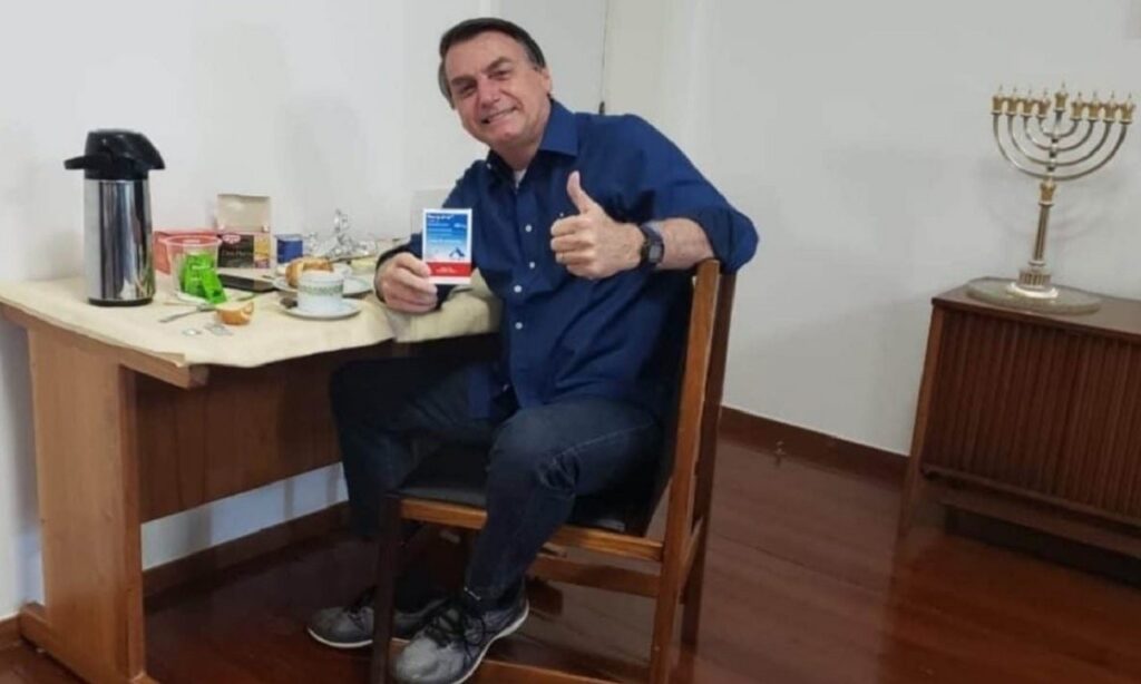 Bolsonaro anuncia nas redes sociais que está curado da Covid-19