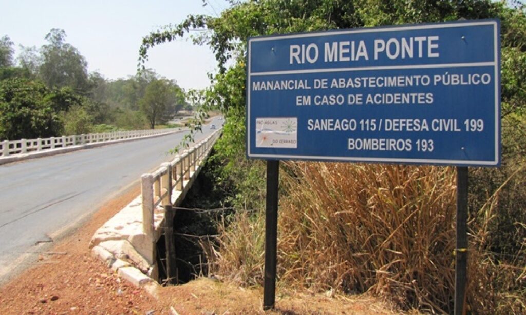 Seca faz rio baixar e revela poluição no Meia Ponte