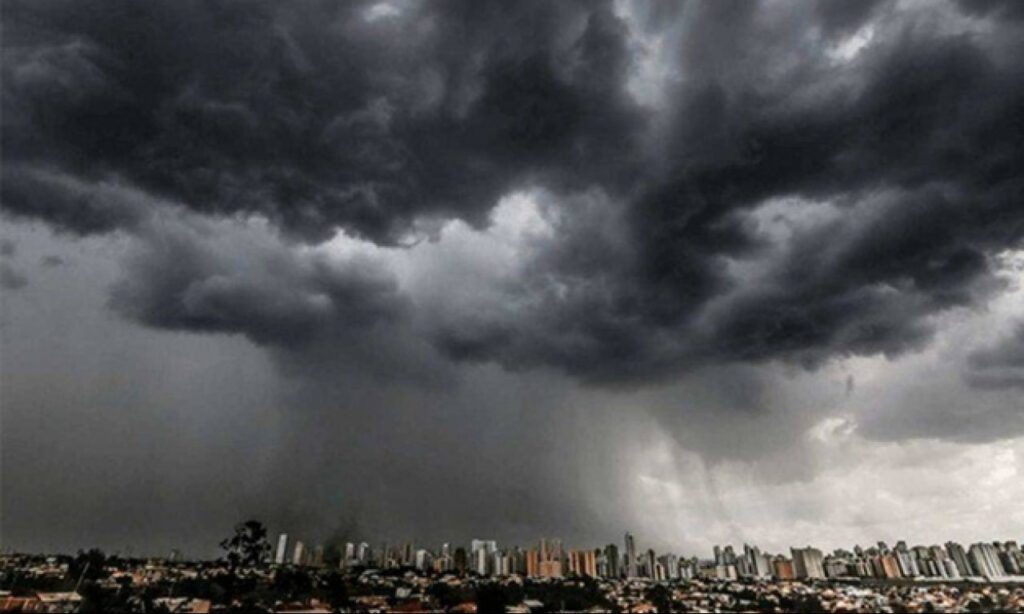 Acumulado de chuva faz Inmet emitir aviso de "perigo" para Goiás