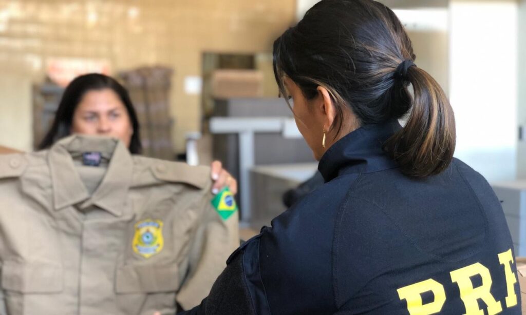 PRF faz doação de uniformes para adolescentes em situação de vulnerabilidade