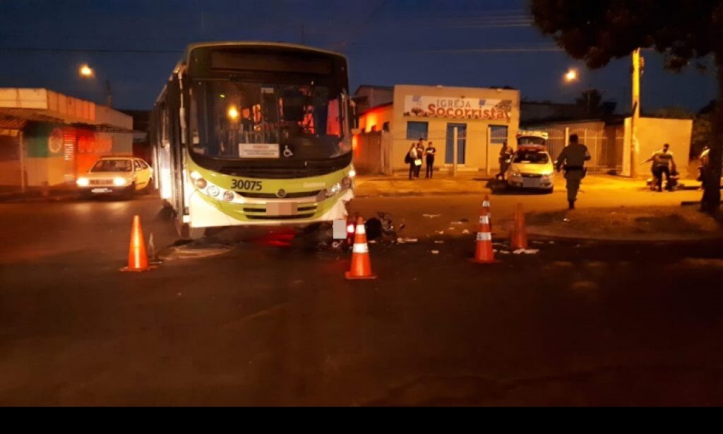 Motociclista morre e passageira fica ferida após acidente com ônibus