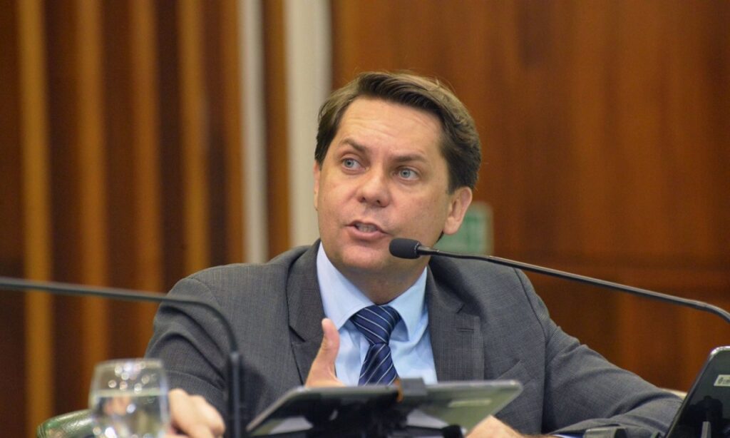 Bruno Peixoto diz que Iris acerta ao não falar sobre política